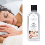 Ashleigh & Burwood Sleep Lampenöl-Flasche neben schlafender Person
