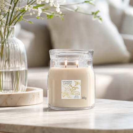 Yankee Candle Slow Bloom Duftkerze mit zwei brennenden Dochten auf einem Tisch