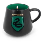 Schwarze Slytherin Tassenkerze mit grünem Innenraum und brennender Flamme