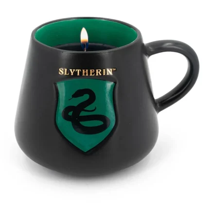 Schwarze Slytherin Tassenkerze mit grünem Innenraum und brennender Flamme