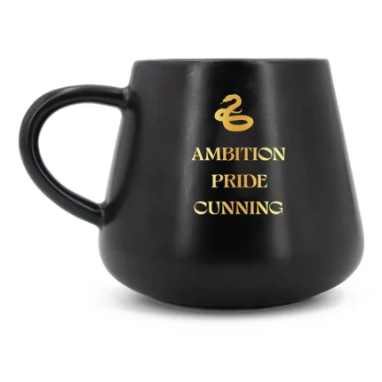 Schwarze Tassenkerze mit goldenem Slytherin-Symbol und Aufschrift Ambition Pride Cunning
