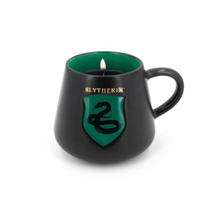 Schwarze Slytherin Tassenkerze mit grünem Innenraum und brennender Flamme
