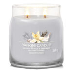 Yankee Candle Smoked Vanilla & Cashmere Kerze mit zwei brennenden Dochten