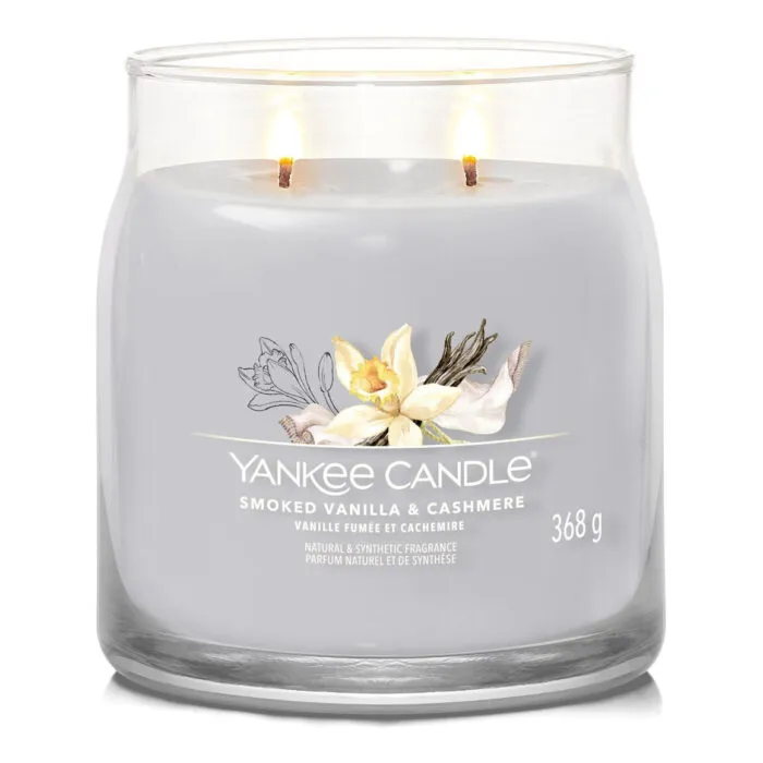 Yankee Candle Smoked Vanilla & Cashmere Kerze mit zwei brennenden Dochten