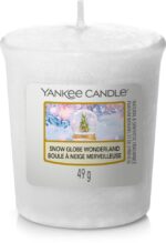 Nahaufnahme der weißen Yankee Candle Snow Globe Wonderland mit 49-g-Etikett
