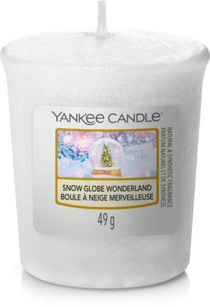 Nahaufnahme der weißen Yankee Candle Snow Globe Wonderland mit 49-g-Etikett
