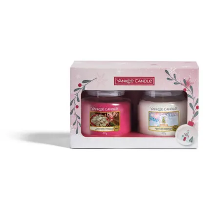 Frontansicht des Yankee Candle Geschenksets mit zwei Kerzen und weihnachtlicher Verpackung