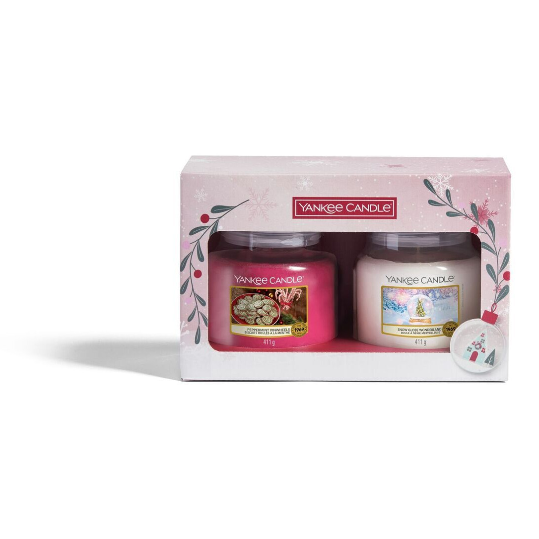 Geschenkset mit zwei Duftkerzen Frontansicht des Yankee Candle Geschenksets mit zwei Kerzen und weihnachtlicher Verpackung