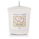 Snow In Love Duftkerze von Yankee Candle mit Etikett und 49 g