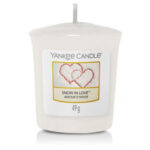 Yankee Candle Snow In Love Duftkerze mit Docht und Etikett