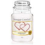 Snow In Love Kerze im Glas mit sichtbarem Markenetikett