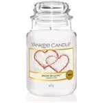 Snow In Love Kerze im Glas mit sichtbarem Markenetikett