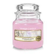 Rosa Kerze im Yankee-Candle-Glas mit Snowflake-Kisses-Etikett