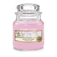 Rosa Kerze im Yankee-Candle-Glas mit Snowflake-Kisses-Etikett
