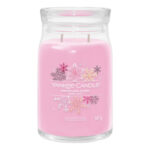 Rosa Yankee Candle Snowflake Kisses im Glas mit zwei Dochten und Schneeflockenetikett