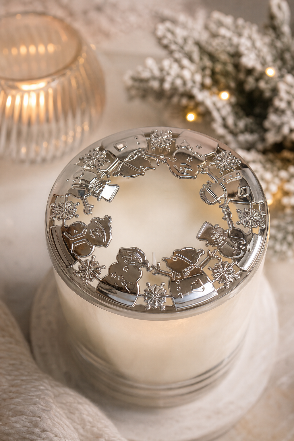 Snowman Party Candle-Lid, Silber in einer stimmungsvollen Anwendungsszene