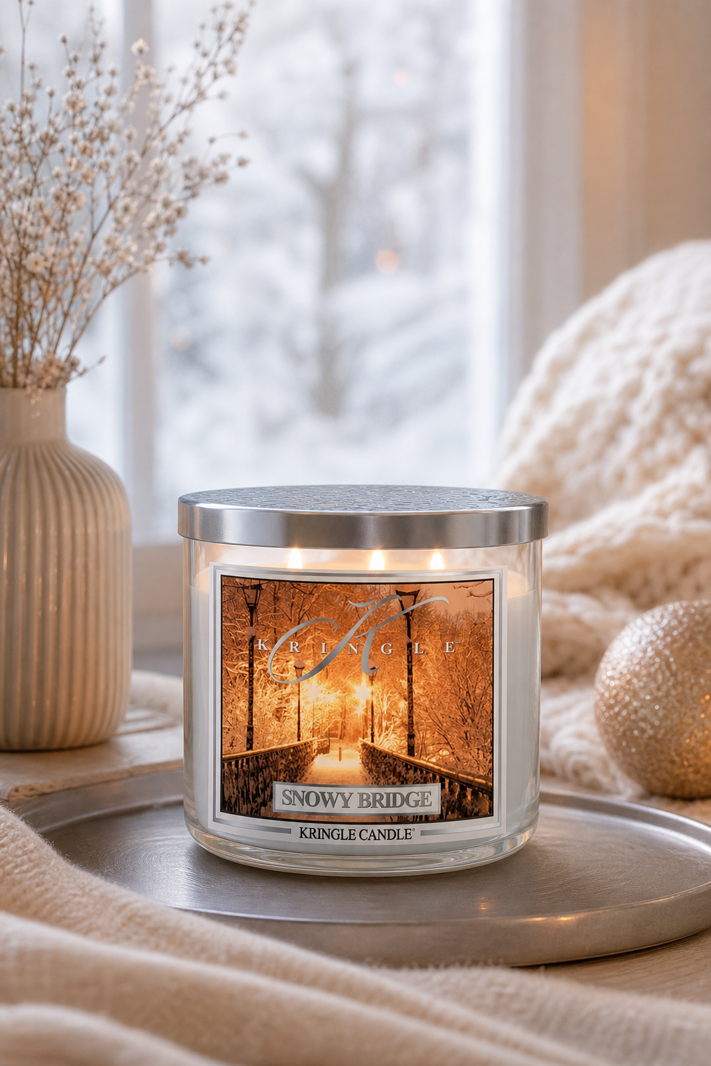 Snowy Bridge 396g Tumbler 3-Docht in einer stimmungsvollen Anwendungsszene