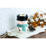 Schneemann-Duftlampe mit Duftwachswürfeln neben Tannenzapfen und Dekoration