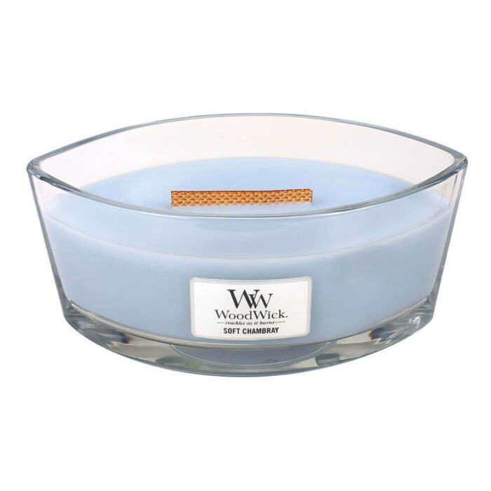 Geöffnete WoodWick Soft Chambray Kerze mit sichtbarem Holzdocht