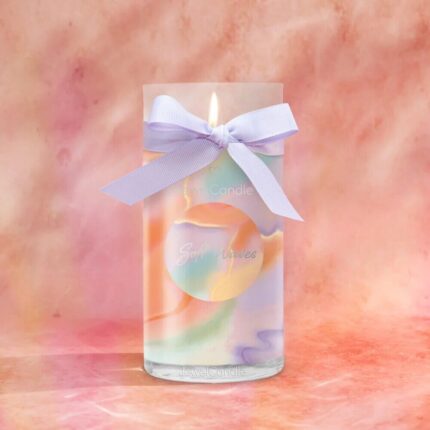 Soft Waves Kerze im Glas mit brennender Flamme und lila Schleife