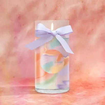 Soft Waves Kerze im Glas mit brennender Flamme und lila Schleife