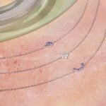 Drei filigrane Armbänder mit Mond-, Blumen- und bläulichem Anhänger