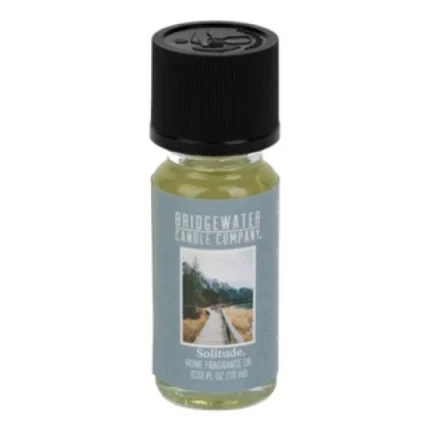 Nahaufnahme des Solitude Home Fragrance Oil Fläschchens mit schwarzem Verschluss