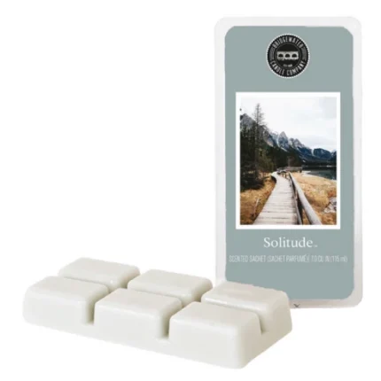 Weiße Solitude Wax Bar mit Landschaftsbild auf der Verpackung