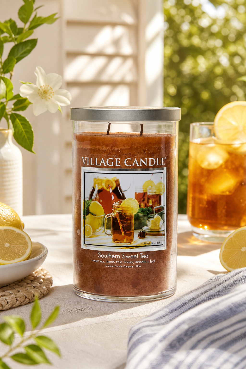 Southern Sweet Tea Kerze von Village Candle auf einem gedeckten Tisch