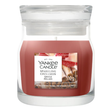Rotes Yankee Candle Glas mit Etikett und 110-g-Angabe