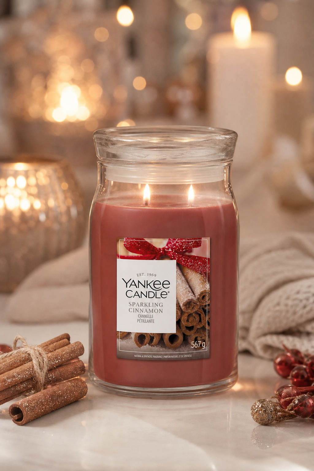 Sparkling Cinnamon Signature Jar 567g 2-Docht – Stimmungsbild Sparkling Cinnamon Signature Jar 567g 2-Docht in einer stimmungsvollen Anwendungsszene