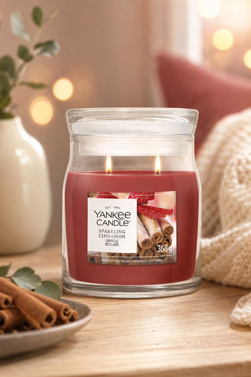 Sparkling Cinnamon Signature Medium Jar 368g 2-Docht in einer stimmungsvollen Anwendungsszene