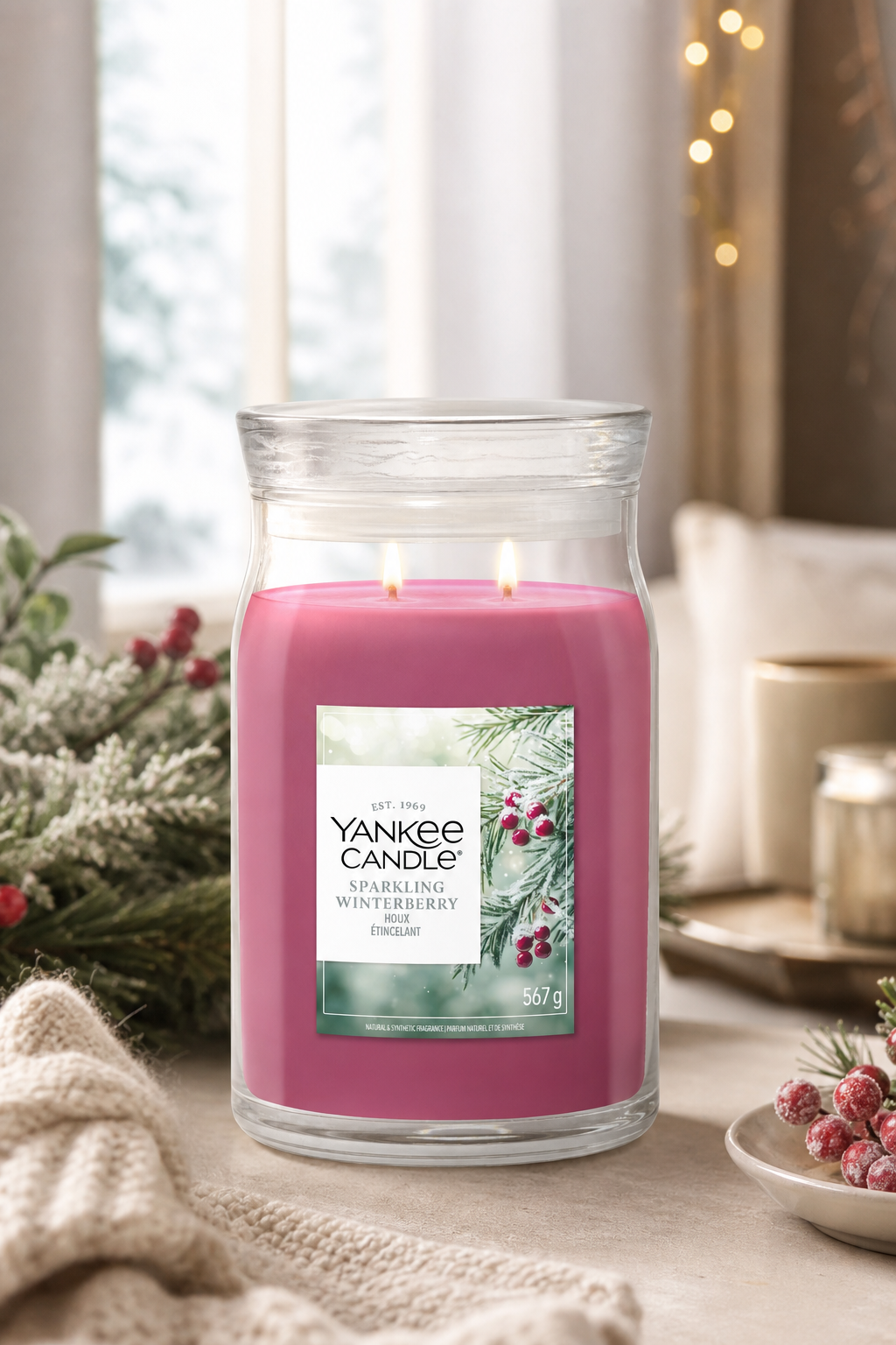 Sparkling Winterberry Signature Large Jar 567g 2-Docht in einer stimmungsvollen Anwendungsszene