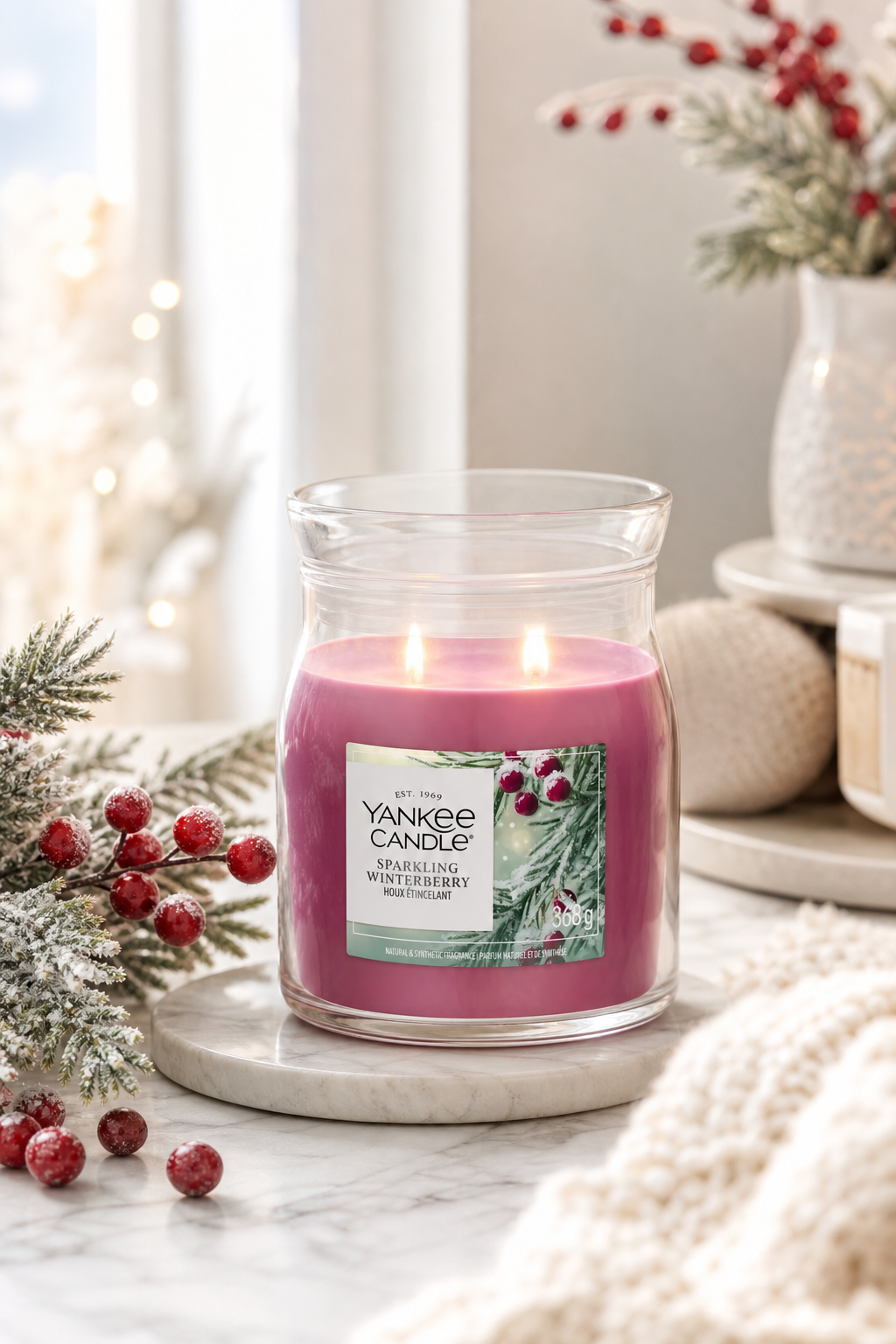 Sparkling Winterberry Signature Medium Jar 368g 2-Docht in einer stimmungsvollen Anwendungsszene