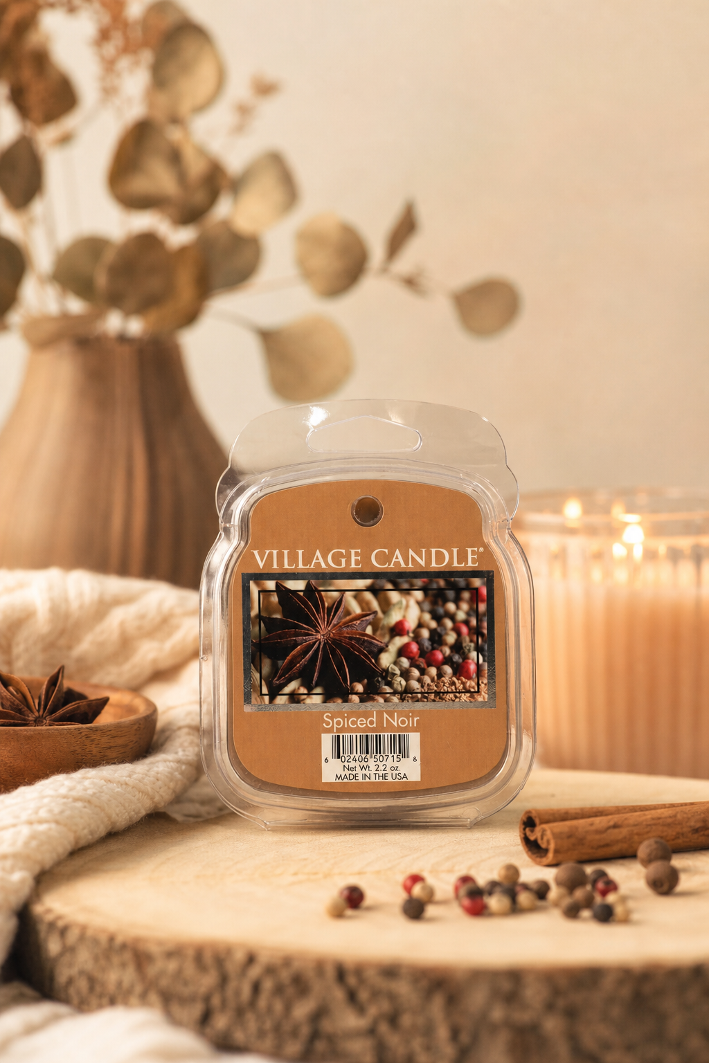 Spiced Noir Wachsmeltpackung von Village Candle auf einem Holztisch
