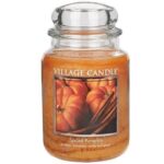 Spiced Pumpkin Kerze von Village Candle im Glas mit sichtbarem Kürbismotiv