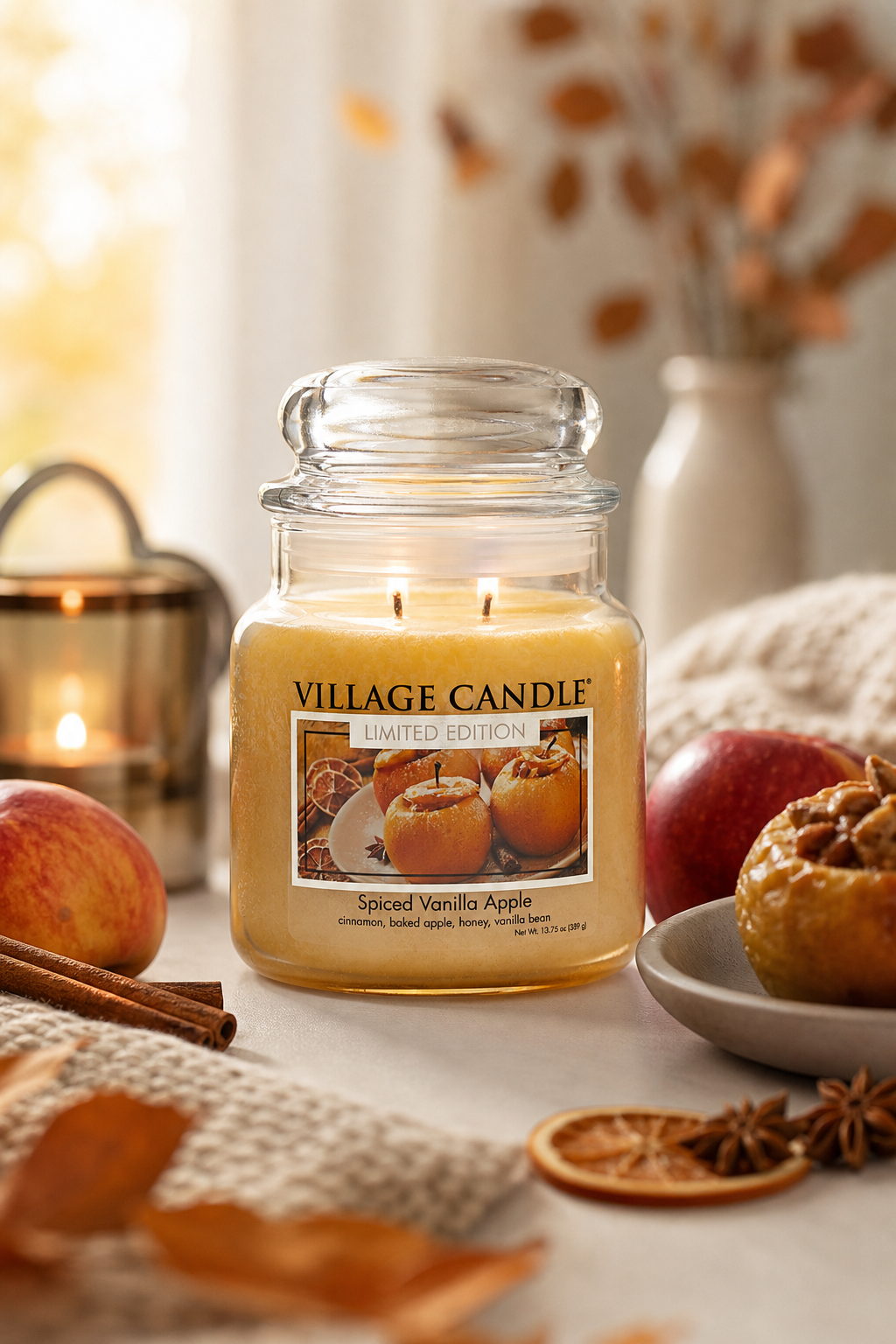 Spiced Vanilla Apple Kerze im Glas auf dekoriertem Tisch mit Äpfeln und Gewürzen