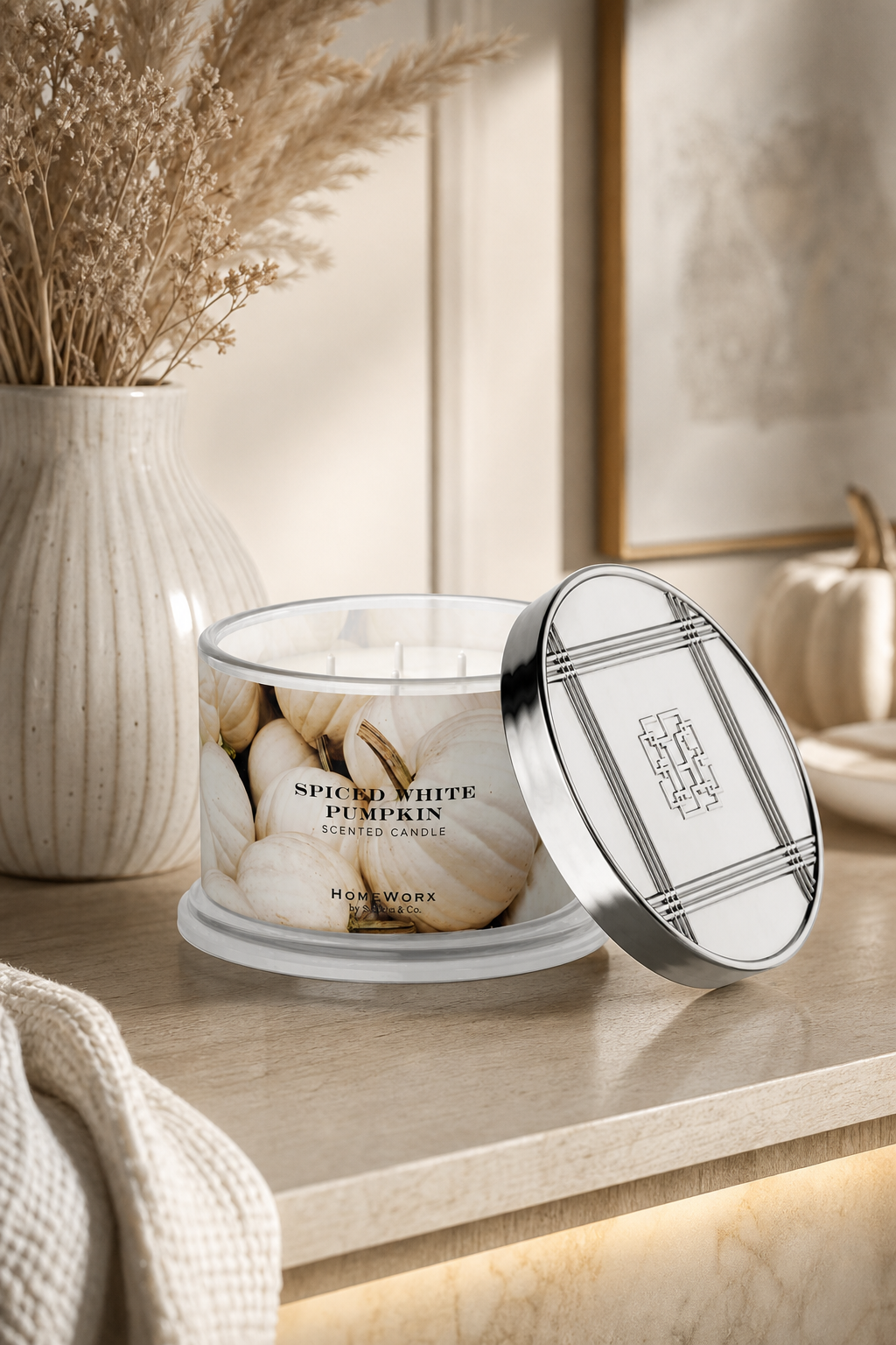 Spiced White Pumpkin 510g (4-Docht) in einer stimmungsvollen Anwendungsszene