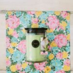 Spring Dress Kerze im Glas vor floral gemustertem Hintergrund