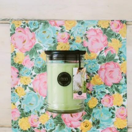 Spring Dress Kerze im Glas vor floral gemustertem Hintergrund