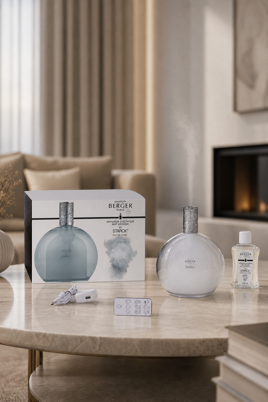 Diffuser-Set mit Verpackung und Nachfüllflasche auf einem Wohnzimmertisch