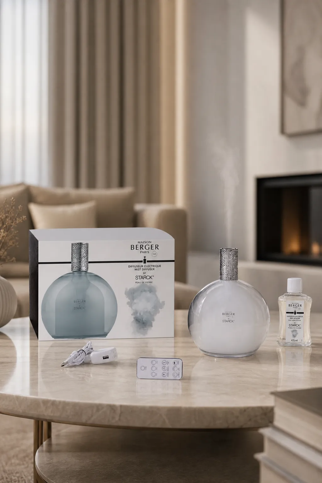 Diffuser-Set im Wohnraum Diffuser-Set mit Verpackung und Nachfüllflasche auf einem Wohnzimmertisch