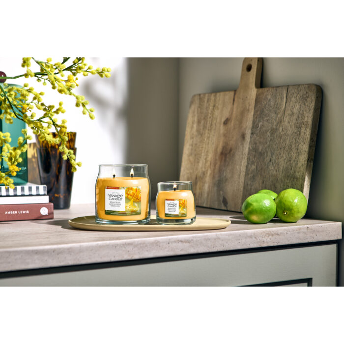Zwei brennende Yankee Candle Gläser auf einem Küchentresen
