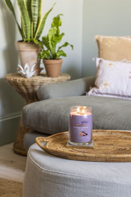 Brennende Yankee Candle Stargazing Kerze auf einem Tablett im Wohnbereich