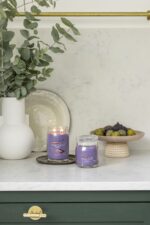 Zwei Yankee Candle Stargazing Kerzen, eine brennend, auf einer Anrichte