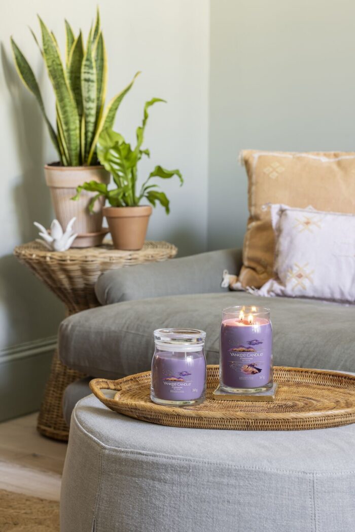 Vier Yankee Candle Kerzen verschiedener Farben auf einer Küchenarbeitsplatte