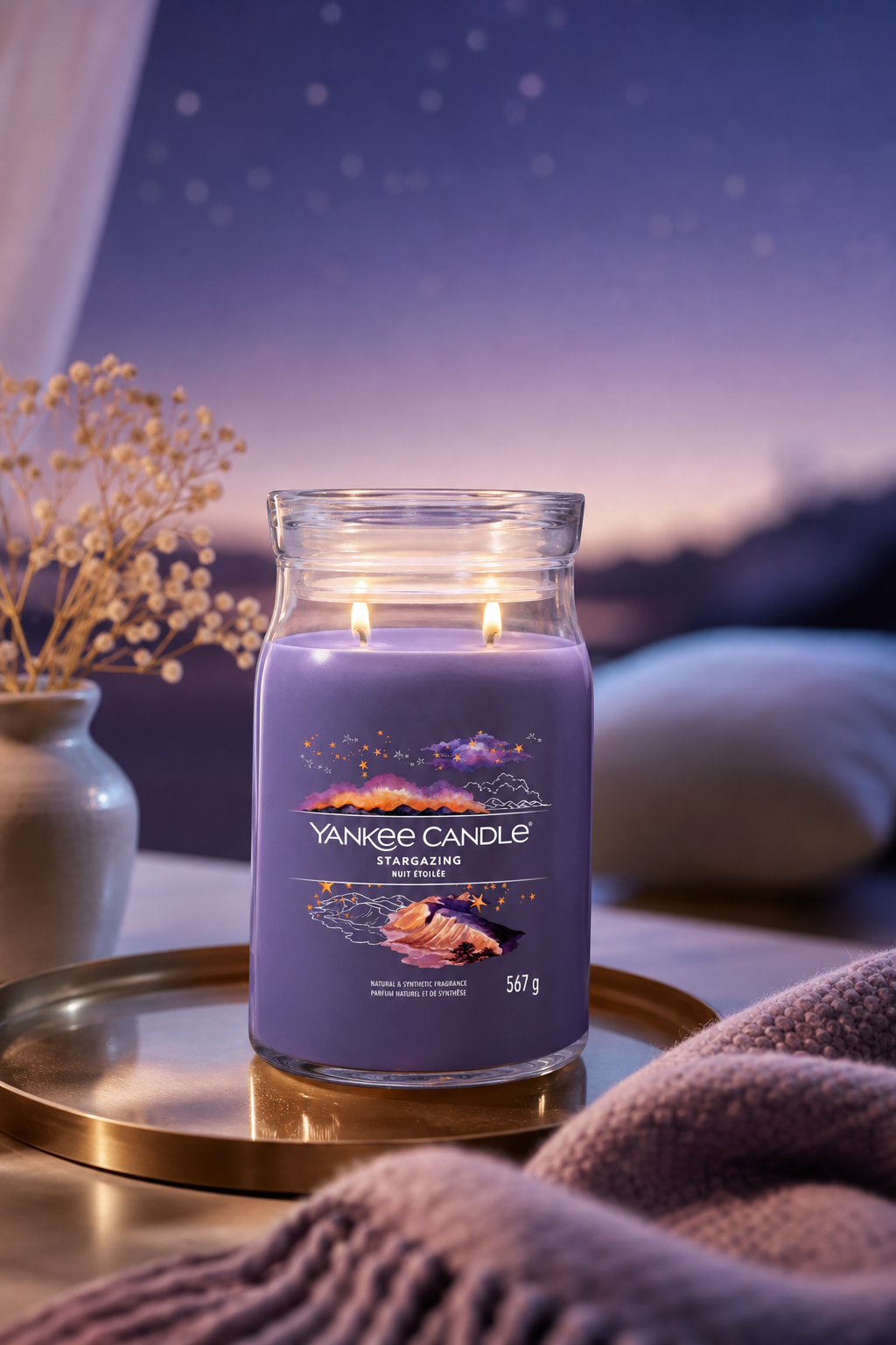 Brennende Yankee Candle Stargazing Kerze auf einem runden Tablett im Schlafzimmer