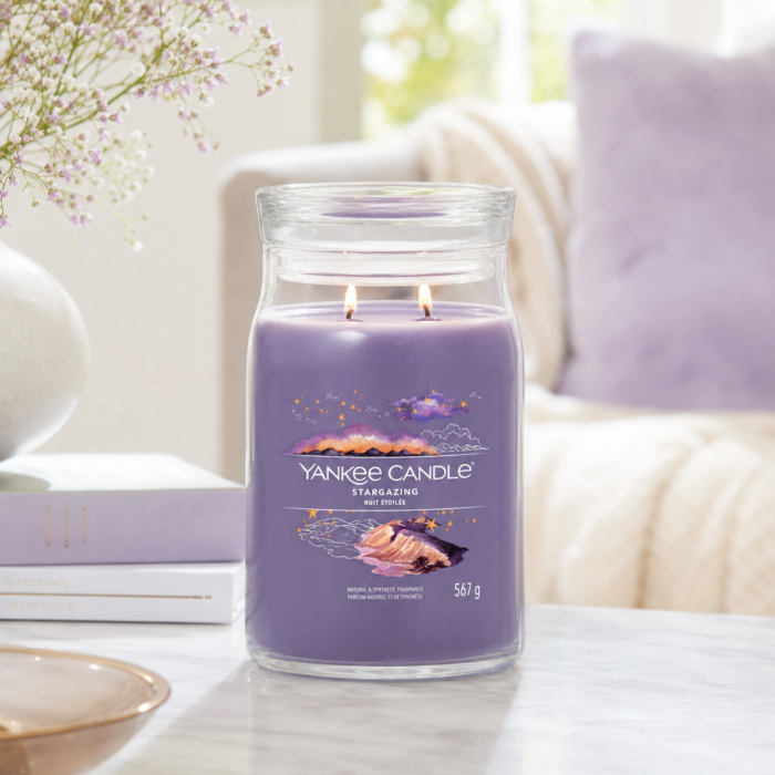 Brennende Yankee Candle Stargazing Kerze mit zwei Dochten auf einem Tisch