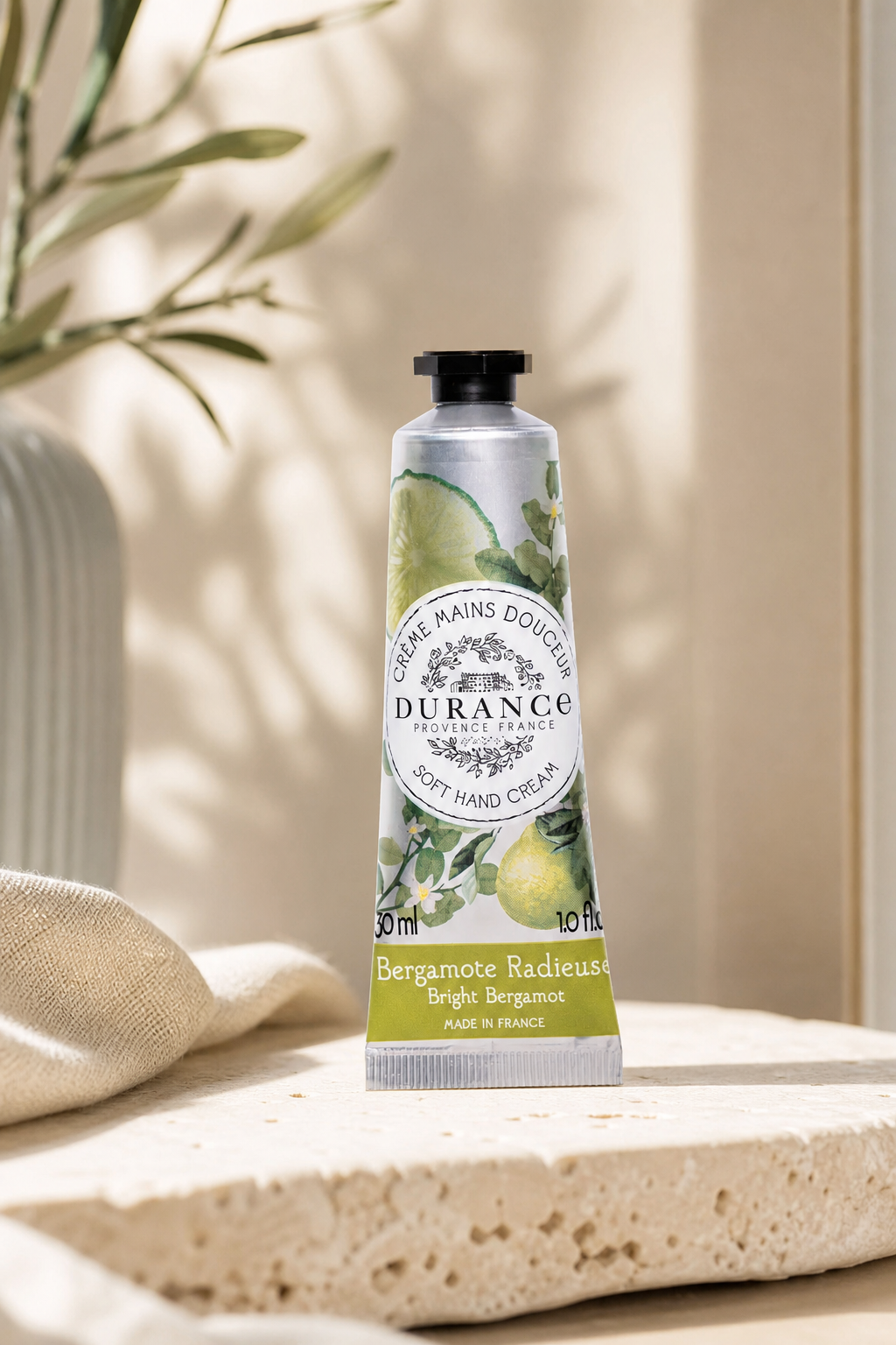 Strahlende Bergamotte Handcreme 30ml – Stimmungsbild Strahlende Bergamotte Handcreme 30ml in einer stimmungsvollen Anwendungsszene