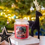 Sugar & Spice Duftkerze im Glas auf Podest neben Weihnachtsdekoration